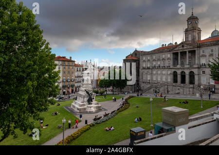 Porto, Portugal - Juli 27, 2019: Blick von der schönen Praca do Infante D.Henrique mit Menschen entspannen im Rasen, in der Stadt Porto, Portugal. Stockfoto