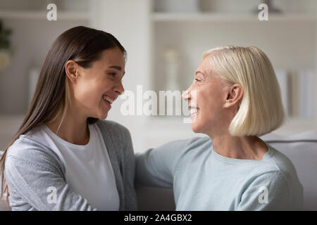 Glückliche junge Dame Lachen, Scherzen, genießen freien Zeit mit Mama. Stockfoto