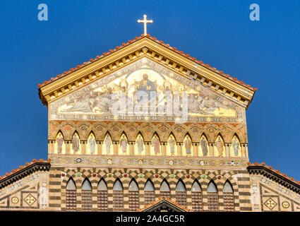 AMALFI, ITALIEN - AUGUST 2019: oben auf dem Turm der Kathedrale des Heiligen Apostels Andreas im Zentrum von Amalfi Stockfoto