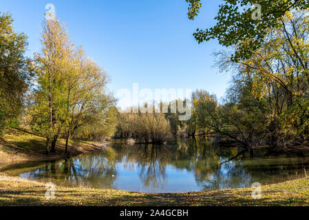 Schönen Herbst Landschaft eines Sees im Stadtpark Bundek, Zagreb, Kroatien Stockfoto