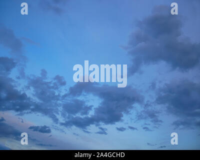 Hellen bläulichen cloudscape im Herbst abends als Hintergrund Stockfoto