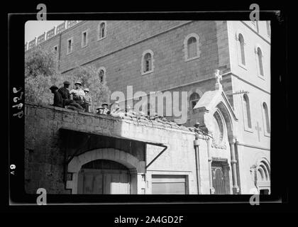 Truppen hinter Sandsäcken an der Wand des französischen Krankenhaus, gegenüber neuen Tor mit Truppen in evacuative Rebellen von der Stadt Stockfoto