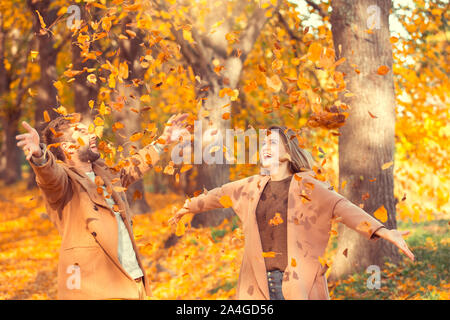 Junges Paar geht im Herbstpark spazieren Stockfoto