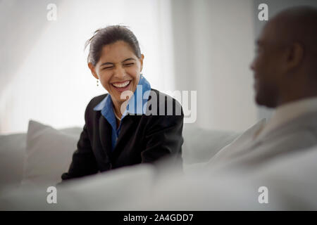 Lachen Mitte - Erwachsene business Frau sitzt mit ihrem Kollegen. Stockfoto