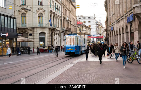 Besucher und Bewohner auf einer der zentralen Straßen der Stadt Zagreb, Kroatien Stockfoto