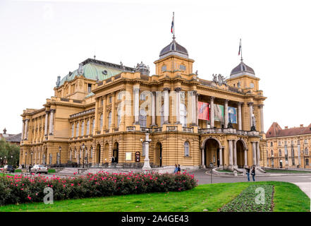 Rote Blumen und kleine Wiese vor der kroatischen Nationaltheater, Zagreb, Kroatien Stockfoto