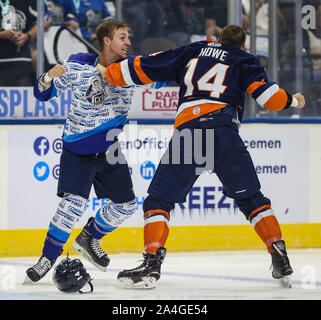 Weniger als eine Minute in den Saisonauftakt Eisgruben steigt vorwärts Ian McKinnon (22), links, und Greenville Sumpf Kaninchen vorwärts Travis Howe (14) drop Ihre Handschuhe und während ein echl Professional Hockey Spiel am Veterans Memorial Arena in Jacksonville, Fla., Samstag, Oktober 12, 2019 kämpfen. [Gary Lloyd McCullough/CSM] Stockfoto