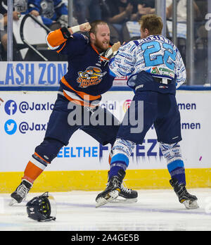 Weniger als eine Minute in den Saisonauftakt Eisgruben steigt vorwärts Ian McKinnon (22), rechts, und Greenville Sumpf Kaninchen vorwärts Travis Howe (14) drop Ihre Handschuhe und während ein echl Professional Hockey Spiel am Veterans Memorial Arena in Jacksonville, Fla., Samstag, Oktober 12, 2019 kämpfen. [Gary Lloyd McCullough/CSM] Stockfoto