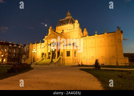 Illuninated Kunst Pavillon Gebäude am Abend auf dem König Tomislav Platz im Stadtzentrum von Zagreb, Kroatien Stockfoto