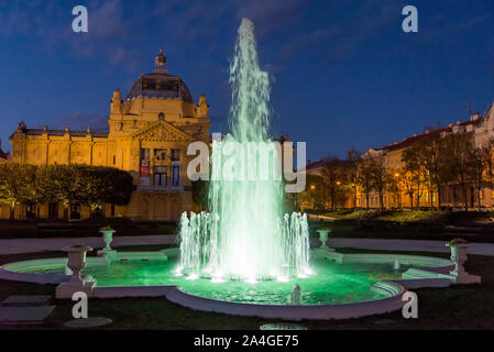 Ein Brunnen mit Emerald beleuchtete Wasser in König Tomislav Park und Platz, Zagreb, Kroatien Stockfoto