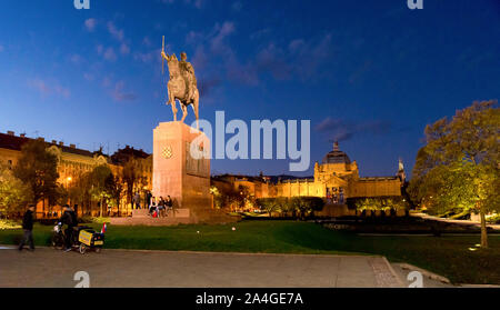 Eine Ansicht von König Tomislav Square, Park und das Denkmal am Abend, Zagreb, Kroatien Stockfoto