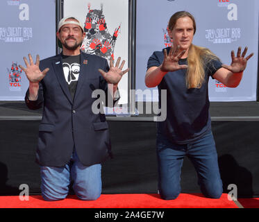 Los Angeles, USA. 14 Okt, 2019. Darsteller Kevin Smith (L) und Jason Mewes beteiligt sich an einem Hand- und Fußabdruck Zeremonie zu verewigen auf dem Vorplatz des TCL Chinese Theatre (ehemals Grauman's) in den Hollywood Abschnitt von Los Angeles am Montag, Oktober 14, 2019. Foto von Jim Ruymen/UPI Quelle: UPI/Alamy leben Nachrichten Stockfoto