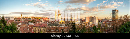 Panorama der Altstadt mit rotem Dach Wohnhäuser und die katholische Kathedrale, Zagreb, Kroatien Stockfoto