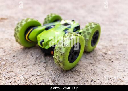 Ein 4x4 Fernbedienung Spielzeugauto für Kinder. Stockfoto