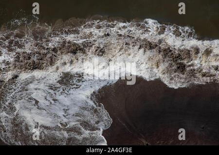 Form erstellen, brechenden Wellen am Strand. Stockfoto