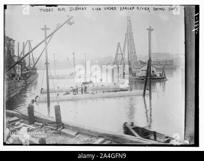 Rohre für die u-Bahnlinie unter Harlem Fluss versenkt Stockfoto