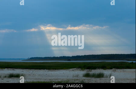 Assateague Insel Landschaft (Virginia, USA). Schöne verträumte Landschaft. Bewölkter Himmel. Schön das Sonnenlicht auf dem Wasser. Desktop Meer Hintergrund. Natürliches Licht Stockfoto