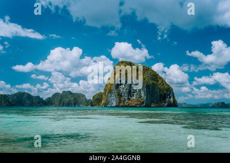 El Nido, Palawan, Philippinen. Natur Landschaft von Pinagbuyutan Insel am Horizont unter cloudscape Stockfoto