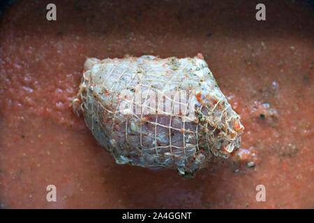 Marinierte Schweinefilet mit der Soße fertig zu backen. Stockfoto