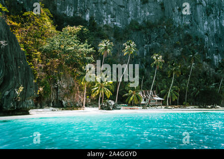 El Nido, Palawan, Philippinen. Abgeschiedenen tropischen Hütte auf Pinagbuyutan Insel. Super White Sand Beach, türkisblauen Lagune, Wasser und Palmen. Stockfoto