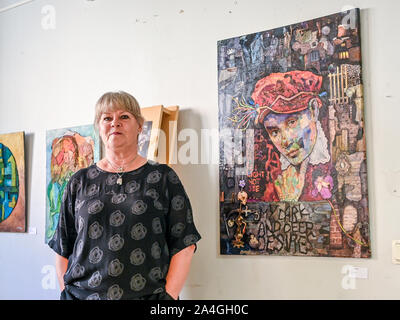 Künstlerin Lena Svedjeholm bei der Eröffnung eines nationalen juried Ausstellung von schwedischen Künstler Union am 21. September 2019 in Mölnlycke. Stockfoto