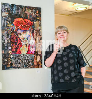 Künstlerin Lena Svedjeholm bei der Eröffnung eines nationalen juried Ausstellung von schwedischen Künstler Union am 21. September 2019 in Mölnlycke. Stockfoto