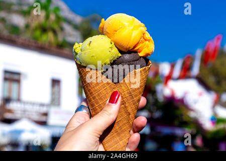 Hand mit einem Kegel mit Eis Gelato in Kemer, Türkische Riviera, Türkei Stockfoto