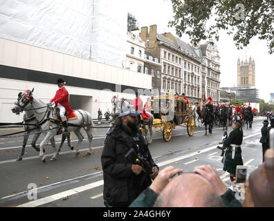 London, Großbritannien. 14 Okt, 2019. Königin Elisabeth II., in der Diamond Jubilee Mitgliedstaat reisen entlang Whitehall Reisebus, kehrt zum Buckingham Palace, nach der Öffnung des Parlaments, wo Königin Elizabeth II liefert die Queen's Speech (von der Regierung geschrieben). Mitglieder der bewaffneten Kräfte Linie der Weg zum Palast von Westminster, London, Großbritannien, am 14. Oktober 2019. Credit: Paul Marriott/Alamy leben Nachrichten Stockfoto