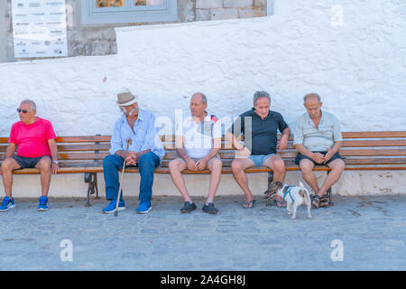 Hydra, Griechenland - 20 Juli 2019; griechische Männer tun, was Männer im Laufe der Jahrhunderte in ihrer täglichen Ritual versammeln sitzt und spricht oder goss getan haben Stockfoto