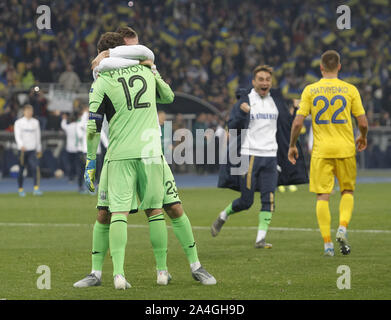 Kiew, Ukraine. 14 Okt, 2019. Ukraine Team feiern Sieg nach der UEFA Euro 2020 Qualifikation Gruppe B Fußballspiel zwischen Portugal und der Ukraine über die olimpiyskiy Stadion in Kiew, Ukraine, 14. Oktober 2019. Credit: Serg Glovny/ZUMA Draht/Alamy leben Nachrichten Stockfoto