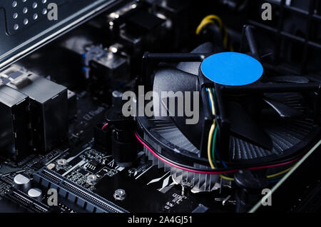 Nahaufnahme Foto mit der Hauptplatine des Computers und seiner Fan. Stockfoto