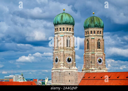 Die Frauenkirche, oder die Kathedrale Unserer Lieben Frau) in München, Bayern, Deutschland. Stockfoto