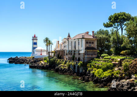 Herrliche Aussicht auf die Bucht entlang der felsigen Küste in der Nähe der Santa Marta Leuchtturm in Cascais, Portugal Stockfoto