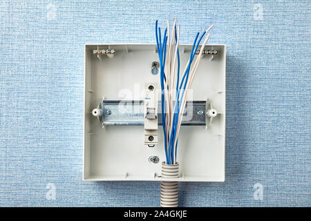Elektrische Dienstleistungen an Sicherungsplatine Upgrades. Stromversorgung und die Einheit in einem Haus. Metall Montage gerade Kantenführung DIN-Schiene. Home Stromkreis Stockfoto