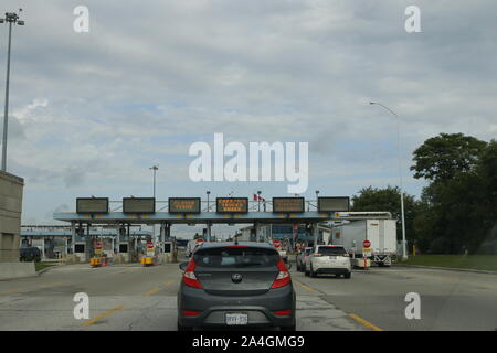 Oktober 06, 2019: Sarnia Kanada/Port Huron US-Grenze: Editorial Foto des Autos Line up an der Grenze zwischen Kanada und den USA. Stockfoto