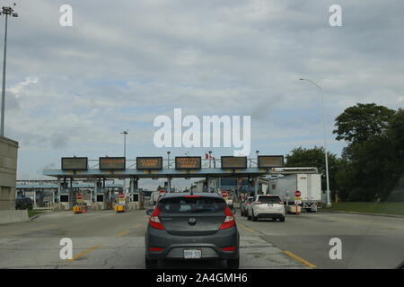 Oktober 06, 2019: Sarnia Kanada/Port Huron US-Grenze: Editorial Foto des Autos Line up an der Grenze zwischen Kanada und den USA. Stockfoto