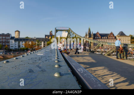 Bis verlieren Aussicht auf Stahl Handlauf der Balustrade Fußgängerbrücke Iron Bridge, Eiserner Steg, der Main in Frankfurt am Main, Deutschland. Stockfoto
