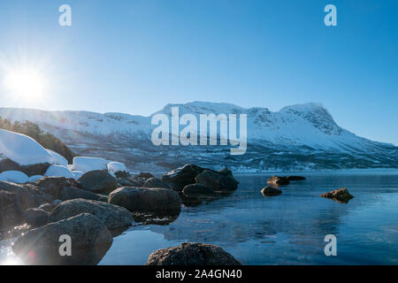 See, Berge bei Sonnenuntergang Stockfoto