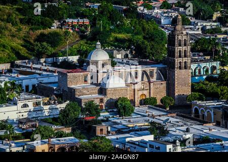 Alamos Sonora Mexiko, magische Stadt. Kirche der Unbefleckten Empfängnis in den Hauptplatz. Dies ist ein barocken und neoklassischen Pfarrei Tempel, aus Stein und Steinbruch, diese mexikanische Villa wurde bekannt als Real de Los Alamos oder de los Frayles. Die Stadt von Portalen, Religion, Tempel, Gemeinde, katholisch, katholische Kirche, Reisen, Sonora Tourismus © (© Foto: LuisGutierrez/NortePhoto.com) Alamos Sonora México, Pueblo Magico. Iglesia de la Purísima Concepción de la Plaza de Armas. Este es un Templo Parroquial barroco y Neoclásico, de piedra y Cantera, esta Villa Mexicana fue conocido como Real de Los Álam Stockfoto