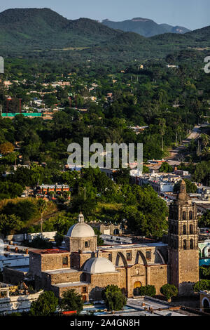 Alamos Sonora Mexiko, magische Stadt. Kirche der Unbefleckten Empfängnis in den Hauptplatz. Dies ist ein barocken und neoklassischen Pfarrei Tempel, aus Stein und Steinbruch, diese mexikanische Villa wurde bekannt als Real de Los Alamos oder de los Frayles. Die Stadt von Portalen, Religion, Tempel, Gemeinde, katholisch, katholische Kirche, Reisen, Sonora Tourismus © (© Foto: LuisGutierrez/NortePhoto.com) Alamos Sonora México, Pueblo Magico. Iglesia de la Purísima Concepción de la Plaza de Armas. Este es un Templo Parroquial barroco y Neoclásico, de piedra y Cantera, esta Villa Mexicana fue conocido como Real de Los Álam Stockfoto