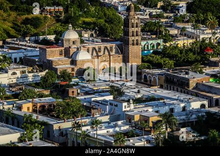 Alamos Sonora Mexiko, magische Stadt. Kirche der Unbefleckten Empfängnis in den Hauptplatz. Dies ist ein barocken und neoklassischen Pfarrei Tempel, aus Stein und Steinbruch, diese mexikanische Villa wurde bekannt als Real de Los Alamos oder de los Frayles. Die Stadt von Portalen, Religion, Tempel, Gemeinde, katholisch, katholische Kirche, Reisen, Sonora Tourismus © (© Foto: LuisGutierrez/NortePhoto.com) Alamos Sonora México, Pueblo Magico. Iglesia de la Purísima Concepción de la Plaza de Armas. Este es un Templo Parroquial barroco y Neoclásico, de piedra y Cantera, esta Villa Mexicana fue conocido como Real de Los Álam Stockfoto