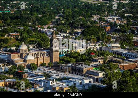 Alamos Sonora Mexiko, magische Stadt. Kirche der Unbefleckten Empfängnis in den Hauptplatz. Dies ist ein barocken und neoklassischen Pfarrei Tempel, aus Stein und Steinbruch, diese mexikanische Villa wurde bekannt als Real de Los Alamos oder de los Frayles. Die Stadt von Portalen, Religion, Tempel, Gemeinde, katholisch, katholische Kirche, Reisen, Sonora Tourismus © (© Foto: LuisGutierrez/NortePhoto.com) Alamos Sonora México, Pueblo Magico. Iglesia de la Purísima Concepción de la Plaza de Armas. Este es un Templo Parroquial barroco y Neoclásico, de piedra y Cantera, esta Villa Mexicana fue conocido como Real de Los Álam Stockfoto