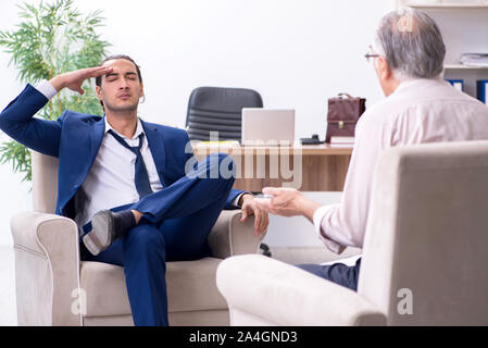 Der junge Mann alte männlicher Arzt Psychologe Stockfoto