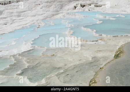 Pamukkale in der Türkei ist bekannt für seine mineral-reiche Thermalwasser nach unten fließenden weißen Travertin Terrassen. Pamukkale ist unter dem Spitznamen Baumwolle schloss. Stockfoto