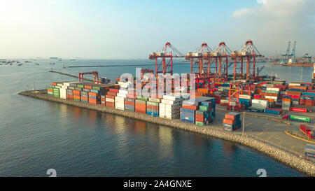 Callao, Lima/Peru - 13. Oktober 2019: Blick auf Dock und Container im Hafen von Callao Stockfoto