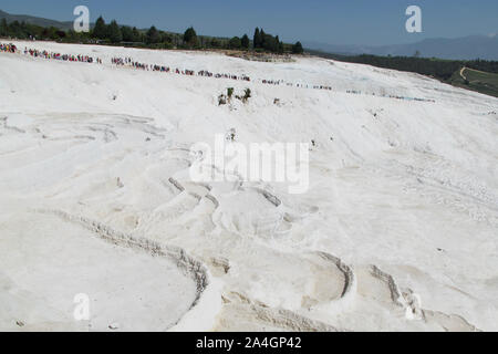 Pamukkale in der Türkei ist bekannt für seine mineral-reiche Thermalwasser nach unten fließenden weißen Travertin Terrassen. Pamukkale ist unter dem Spitznamen Baumwolle schloss. Stockfoto