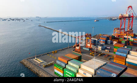 Callao, Lima/Peru - 13. Oktober 2019: Blick auf Dock und Container im Hafen von Callao Stockfoto