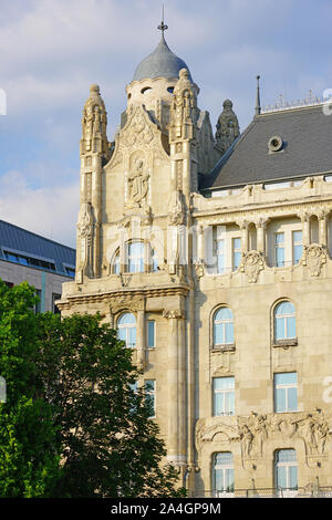 BUDAPEST, UNGARN-26 MAI 2019 - Blick auf das Wahrzeichen Four Seasons Gresham Palace Budapest Hotel, ein luxuriöses Hotel in einer historischen Jugendstilvilla Bank buildin Stockfoto