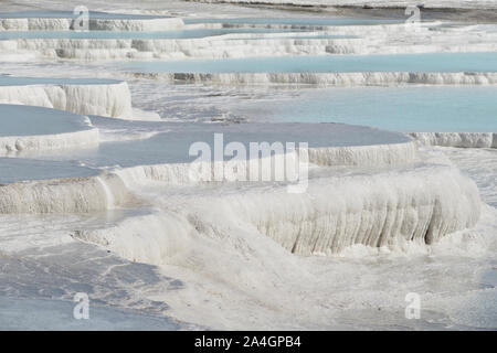 Pamukkale in der Türkei ist bekannt für seine mineral-reiche Thermalwasser nach unten fließenden weißen Travertin Terrassen. Pamukkale ist unter dem Spitznamen Baumwolle schloss. Stockfoto