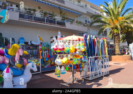 Gut sortierten Shop an der Promenade im Süden von Frankreich Verkauf von Pool und Strand Hin- und Herbewegungen und Schlauchboote, Spielen am Strand, Strand und Spielzeug. Hohe Palme. Stockfoto